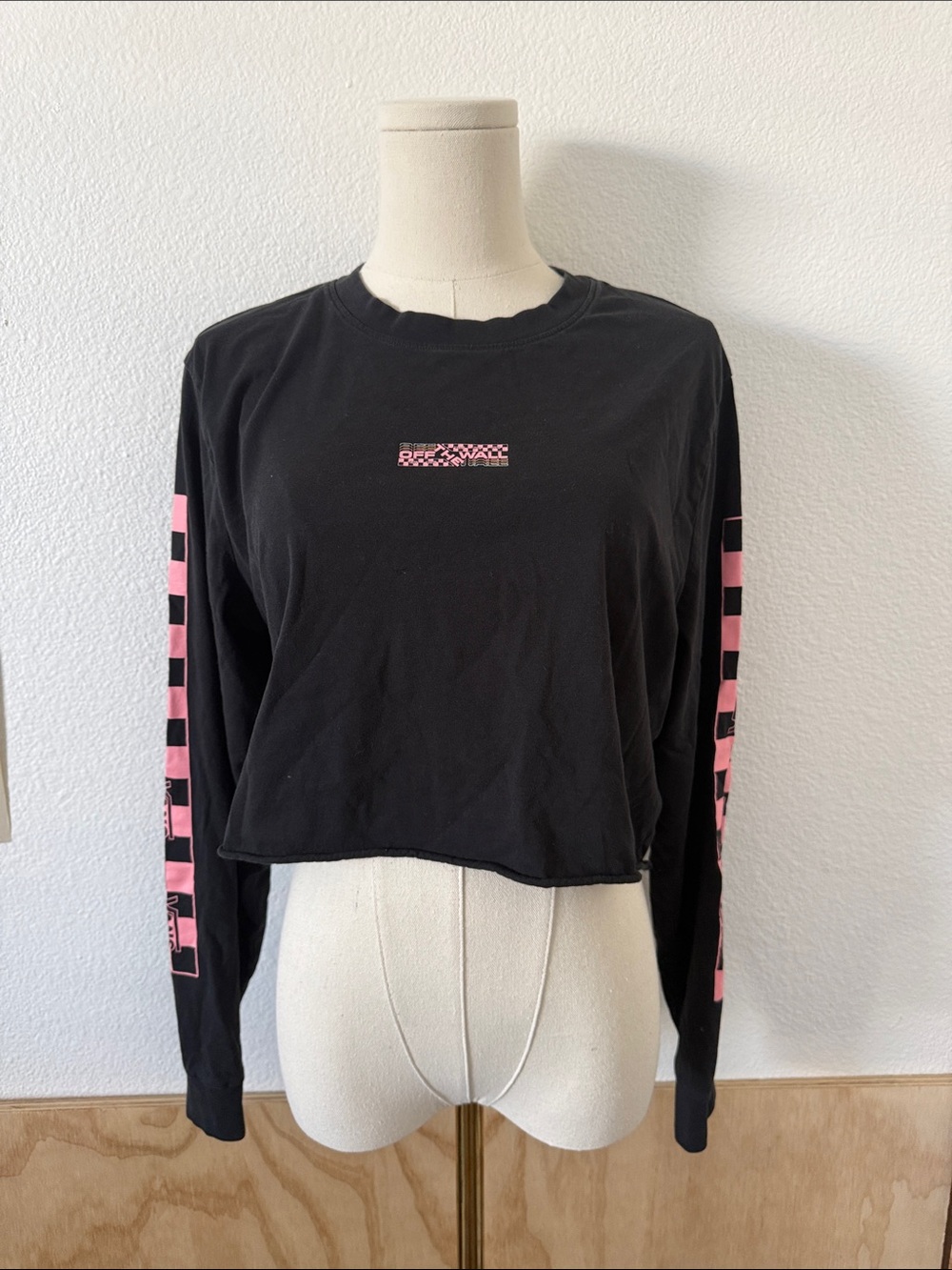Vans Off The Wall Black Long Sleeve Cropped Graphic Tee Pink Checkered Size M